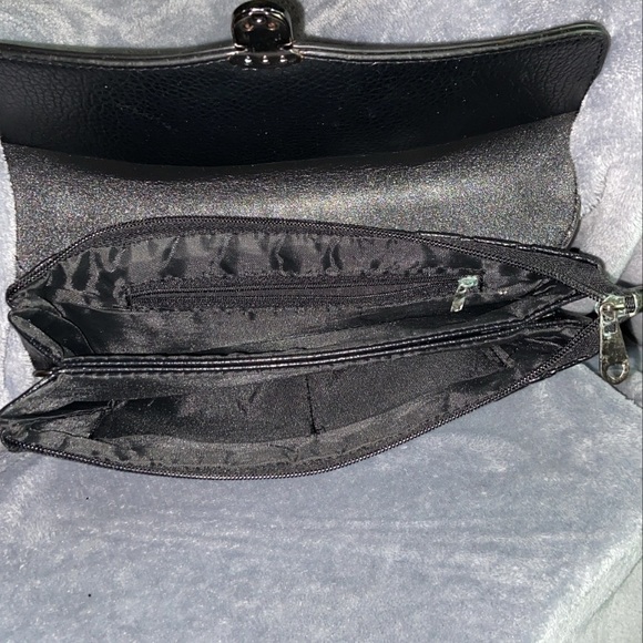 Clutch - Picture 3 of 3